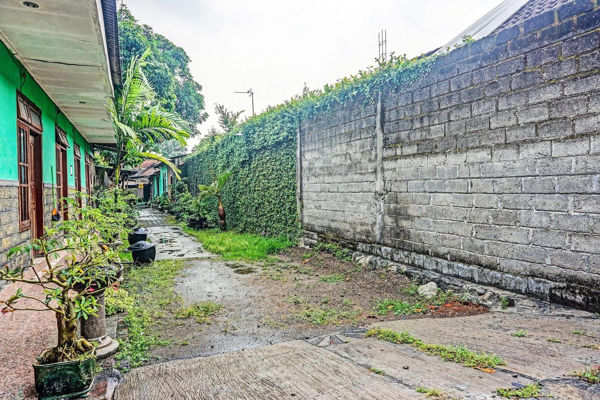 Oyo 91697 Nyaman Homestay Syariah Pare Exteriér fotografie