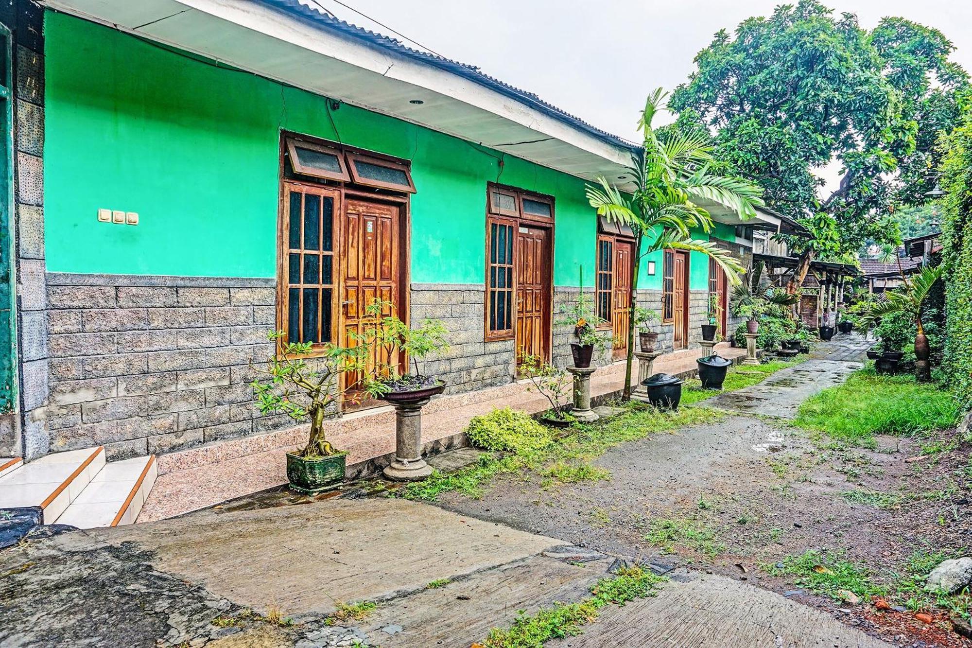 Oyo 91697 Nyaman Homestay Syariah Pare Exteriér fotografie