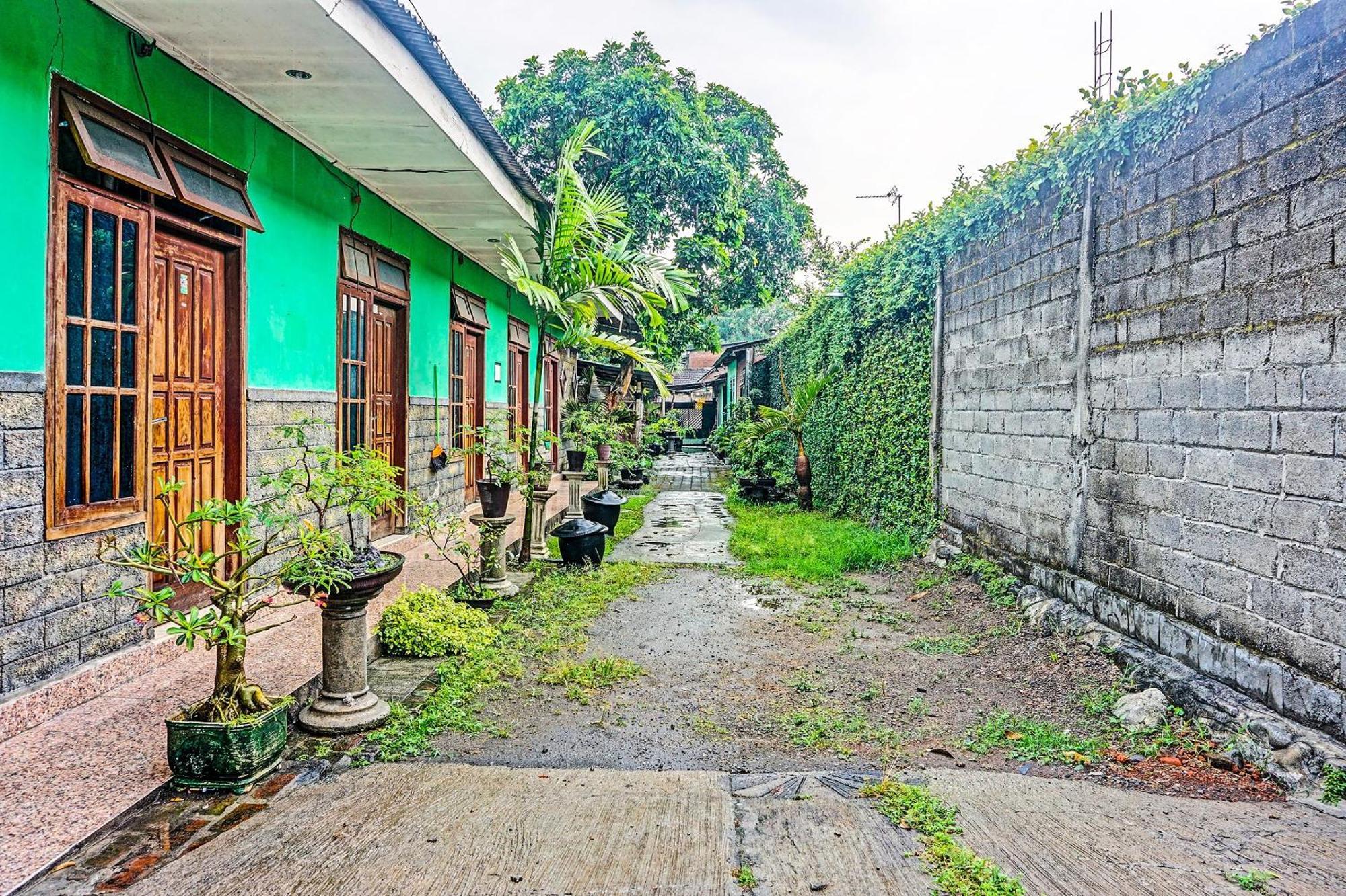 Oyo 91697 Nyaman Homestay Syariah Pare Exteriér fotografie